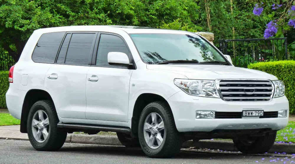 2011_Toyota_Land_Cruiser_(UZJ200R)_Sahara_wagon_(2011-11-18)_01 