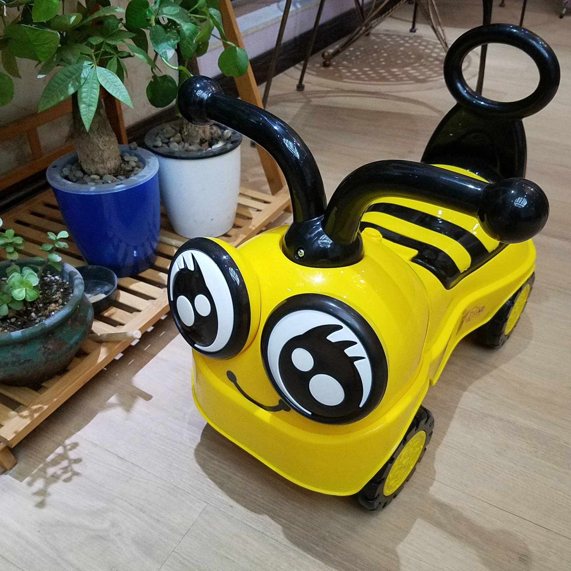 Игрушечная машинка с изображением пчелы, мультяшный детский автомобиль-ходунки с музыкальными огнями, четыре колеса, роликовая Поворотная машина, детский скутер, детская машинка, игрушка