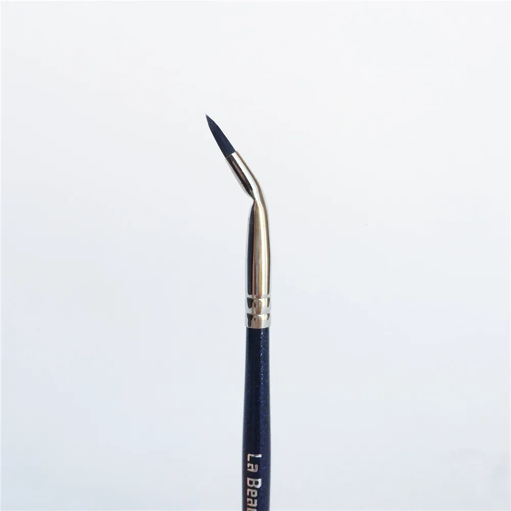 La Beaute 122 Bent Liner Brush _ 3