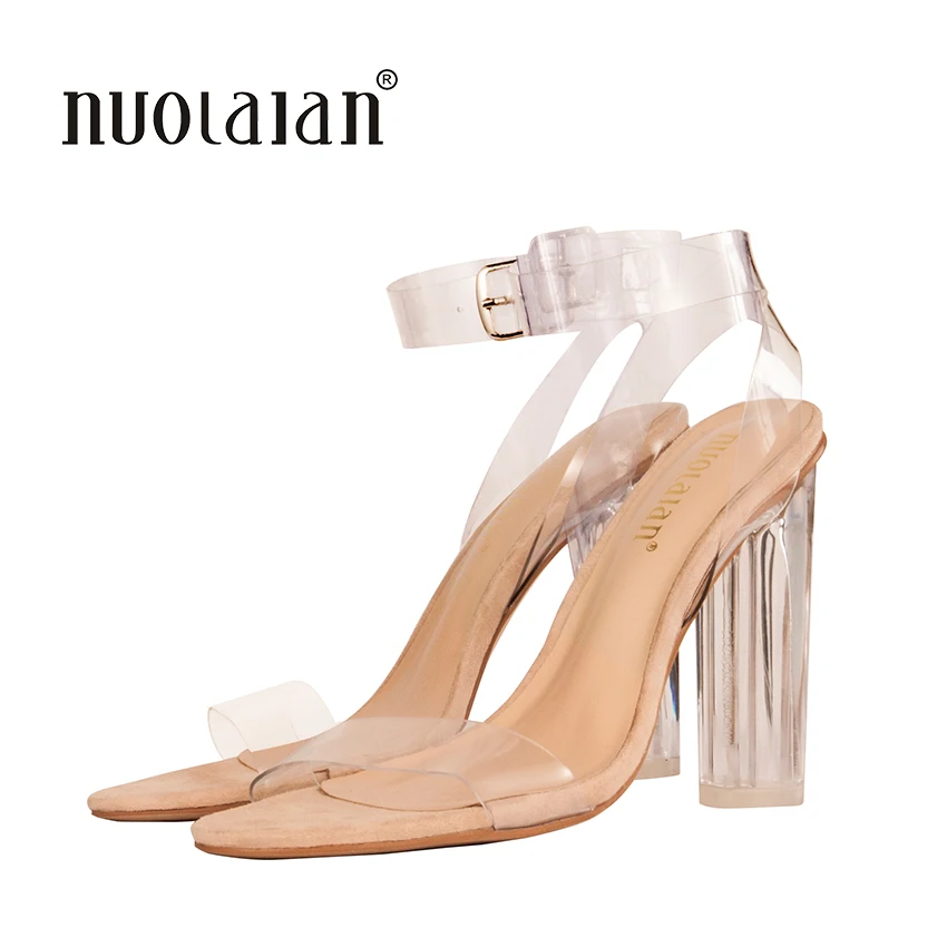 comprar 2018 Novos Mulher Bombas Sapatos Celebridade Vestindo Estilo Simples e Claro e Transparente de PVC Com Tiras Fivela Sandálias de Salto Alto Sapatos de Mulher
