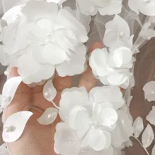 1 ярд 3D перламутровый вышитый бисером полный цветок тюль кружевная ткань в белом цвете, свадебное платье Выпускное Платье Ткань по двору