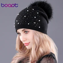 [boapt] стразы бриллиант жемчужный Двухъярусный вязаный кашемир зима головные уборы женщины кепка реальный енот мех пом пом шапка женский пол шапочки