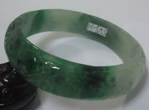 

2764 BEAUTIFUL HAND-CARVED EMERALD GREEN JADEITE JADE GEMS BANGLE BRACELET