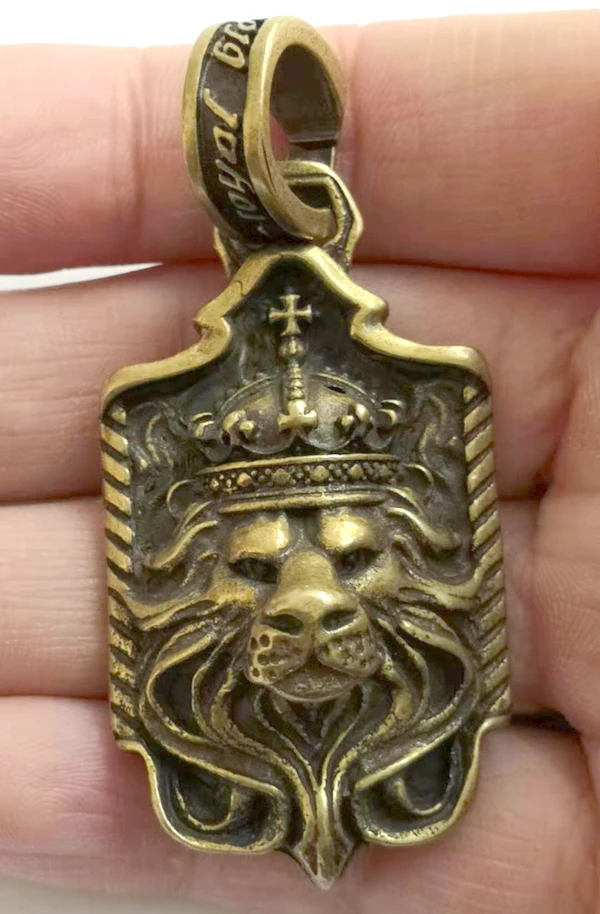 02031Delicate Old-style Brass Carved Lifelike Lion Statue Auspicious Pendant