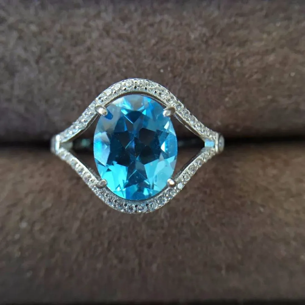 

The quality of the blue topaz ring is perfect. Main stone size: 8 x 10mm! 925 silver white