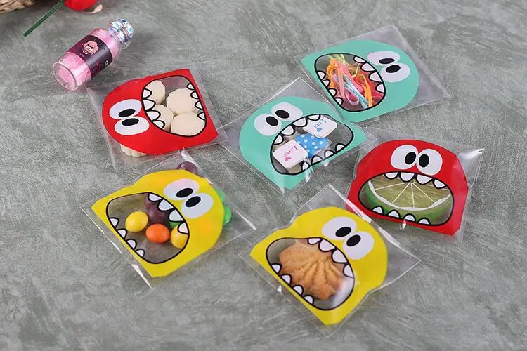 

Emerra 50Pcs Cute Big Teech Mouth Monster Small Biscuit Self-sealing Bag Hand-made Soap Packaging Self-adhesive Bag 7*7+3