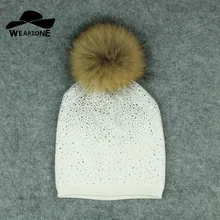 Зимние Для женщин теплые Шапки вязаный шерстяной Повседневное маска Кепки кристалл твердого Цвет лыжных gorros реального енота Мех животных с помпонами шапка для Обувь для девочек