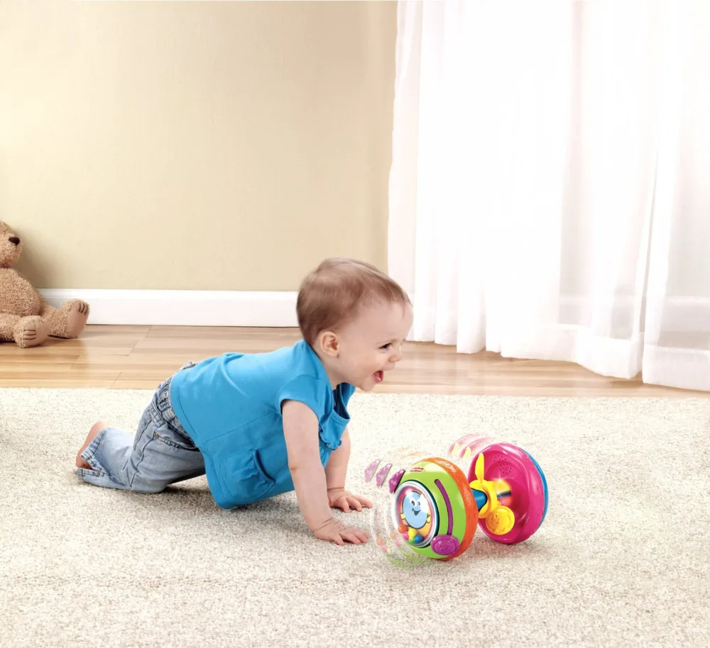 Малыш ползет. Учим ребенка ползать в 6 месяцев. Ползание на животе упражнения. Как раньше называли ребенка начинающего ползать. Ребенок ползает.