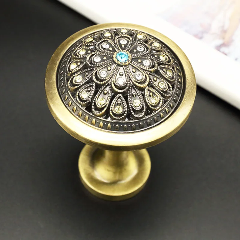 Kopen Gordijn Muur Haak Europese Muur Haak Woonkamer Decoratieve Gordijn Accessoires Bandjes Opknoping Bal Pauw Patroon Haak