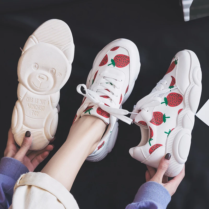 

2019 new strawberry plate shoes bear shoes Korean version of the wild tide shoes canvas shoes white sneakers