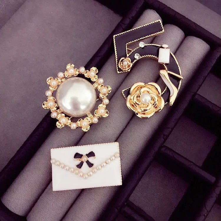 B42 Number 5 pearl combination Famous Luxury Brand Designer Jewelry 2018 Brooch Pins Broach For Women Sweater Dress B42 Number 5 pearl combination Famous Luxury Brand Designer Jewelry 2018 Brooch Pins Broach For Women Sweater Dress