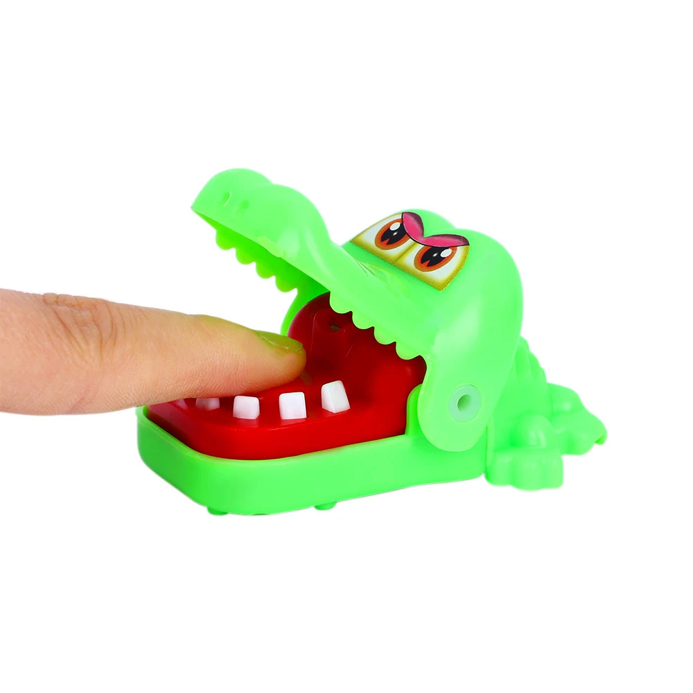 Креативный маленький Размеры крокодил Рот стоматолог кусает за палец игры Забавные приколами игрушки для детей весело играть Семья шутливые гэги - Цвет: green