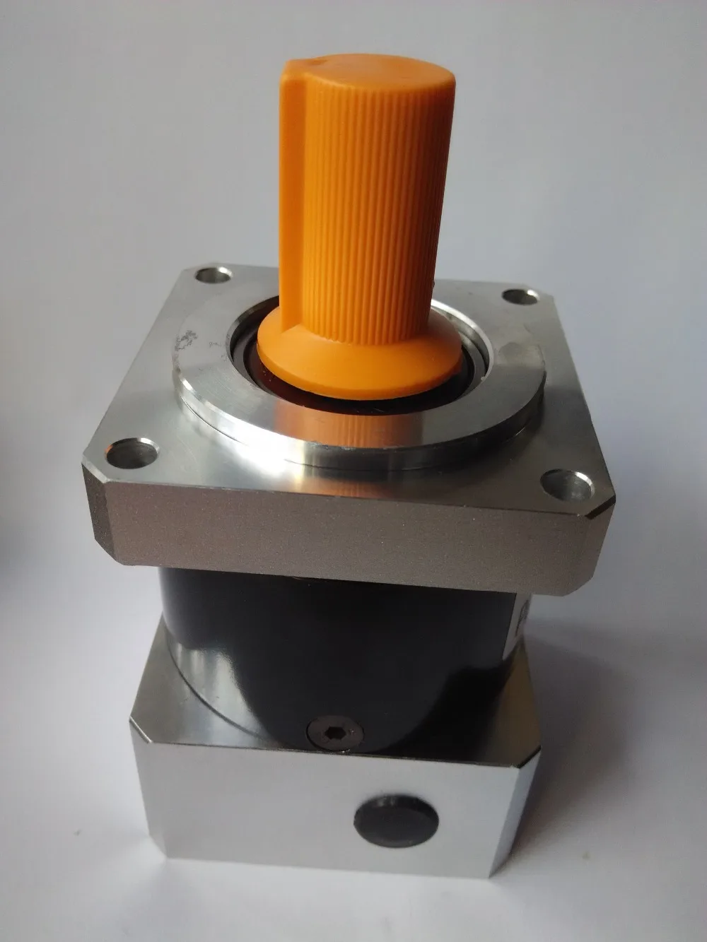 Планетарные коробки передач 3 x PLF60 standard precision10:1 и PLF80 стандартные прецизионные 5:1