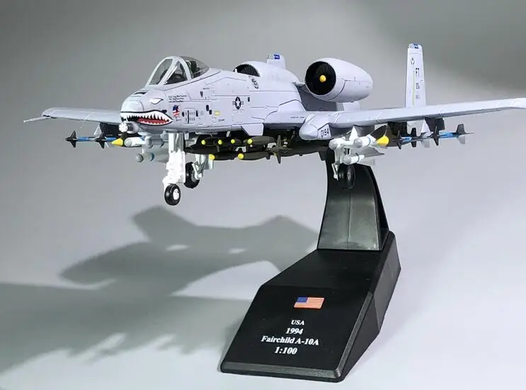 

1/100 Gulf War A10 attack fighter model 23 team commemorative painting version Alloy collection model