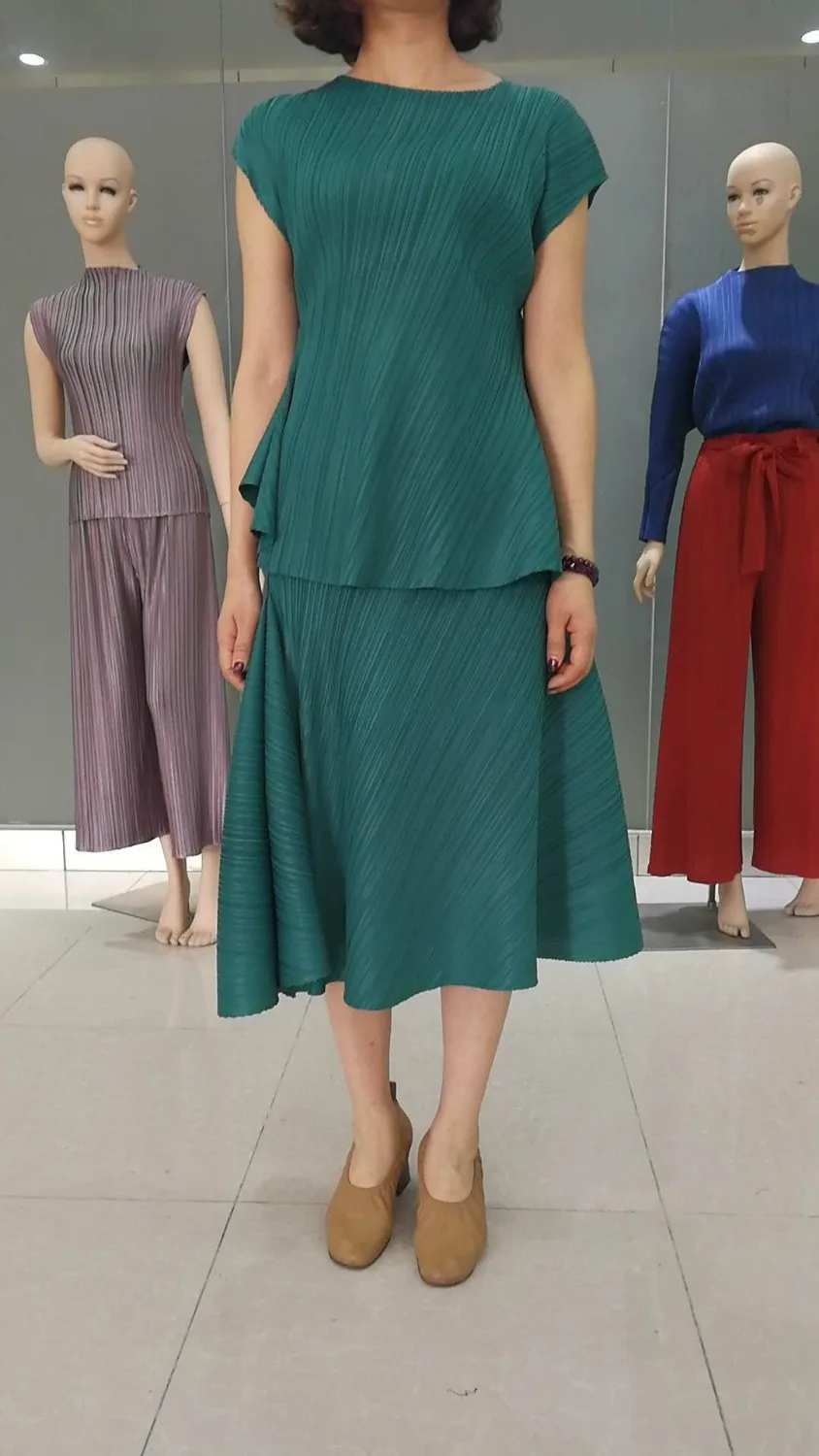 Miyake модный Складной Тип свободный сплошной асимметричное, с короткими рукавами Асимметричная саржевая футболка