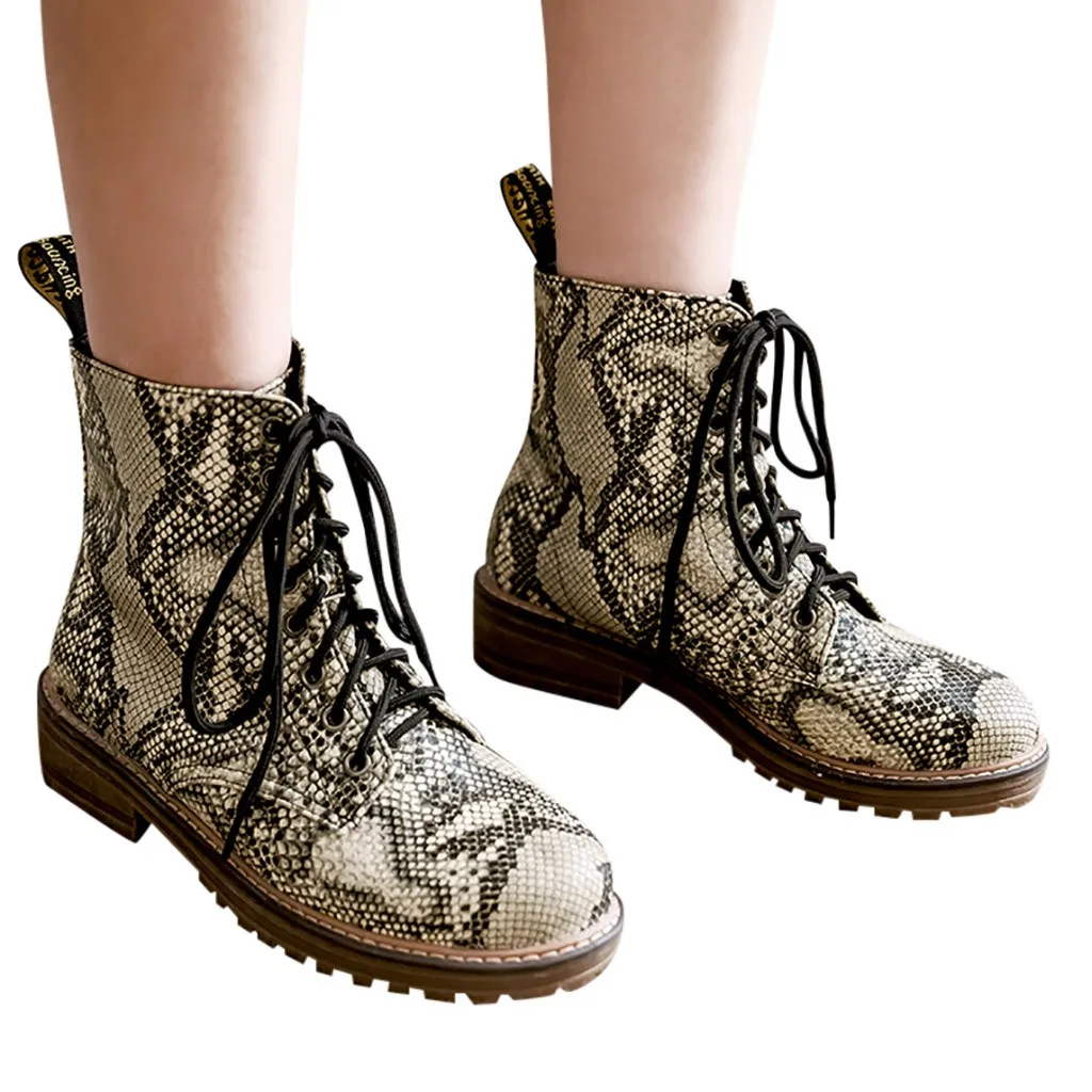 Женские полусапожки из змеиной кожи; коллекция года; стильные зимние ботинки в байкерском стиле; ботильоны на платформе; Botas; водонепроницаемые ботинки на низком каблуке; большие размеры