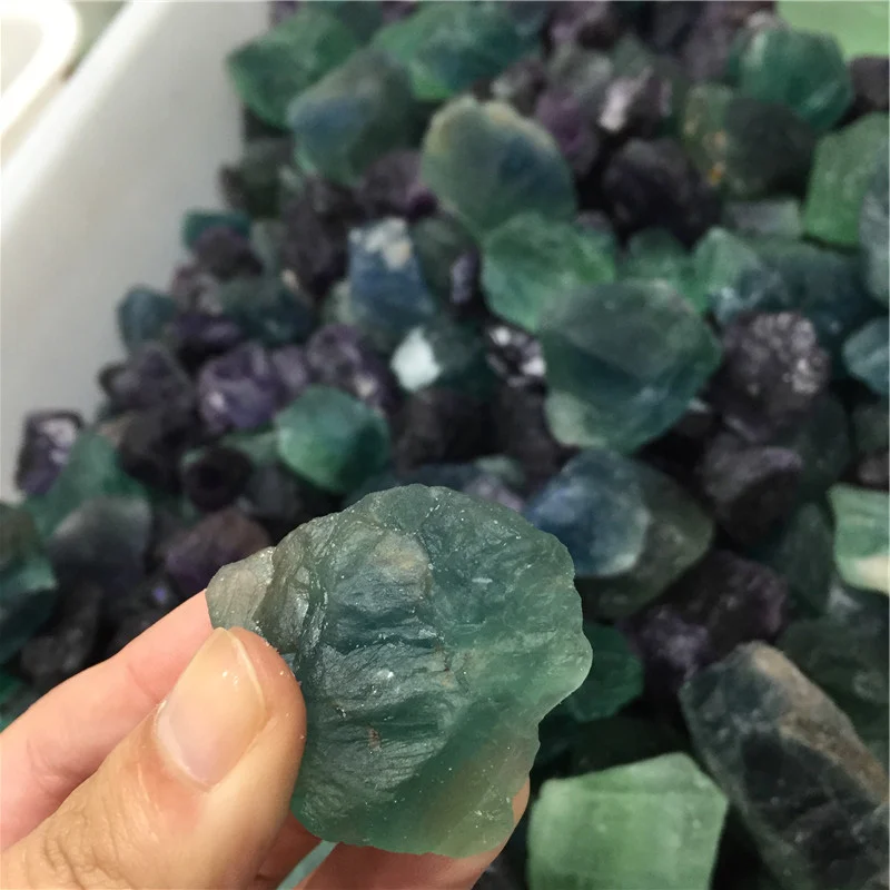 Натуральный сырой турмалин зеленый и пурпурный флюорит образец минерала