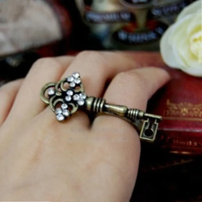 C402 Fashion Personality Crystal Key Double Circles Rings Retro Finger Ring Charms For Women Wedding Party Jewelry Anillos