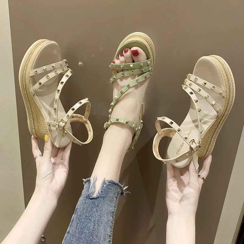 

2019 summer new style simple and simple solid color wedge sandals women comfortable wild rivet decorative casual shoes.