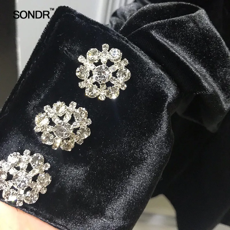 Женское бархатное платье SONDR Черное мини с длинным рукавом и открытыми плечами