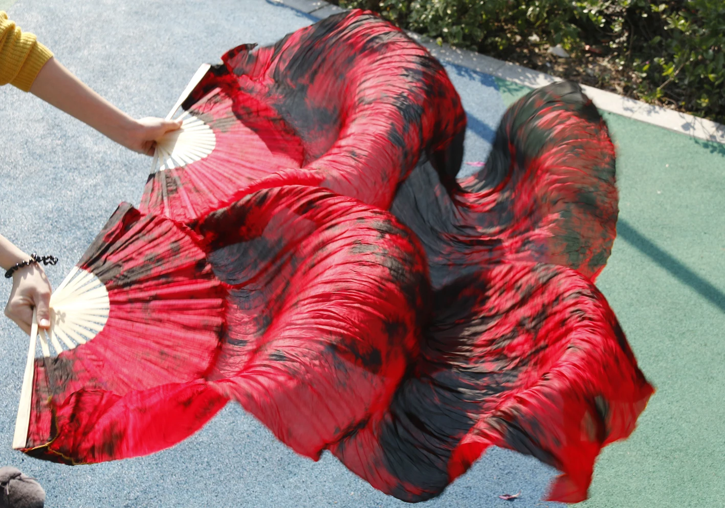 

2016 female high quality Chinese silk veils dance fans Pair of belly dancing fans cheap hot sale Colorful Red + black