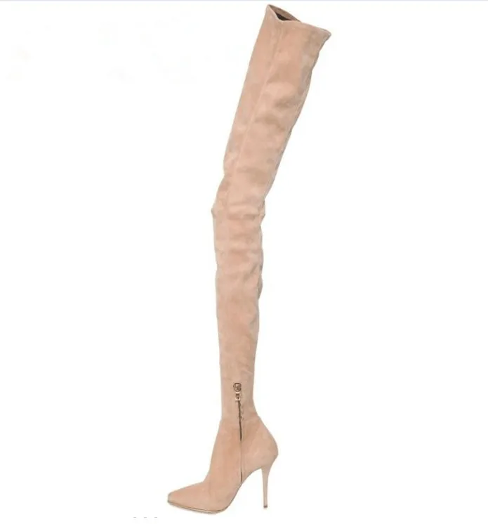 Пикантные ботфорты выше колена; облегающие эластичные замшевые сапоги на высоком каблуке с острым носком; очень высокие сапоги