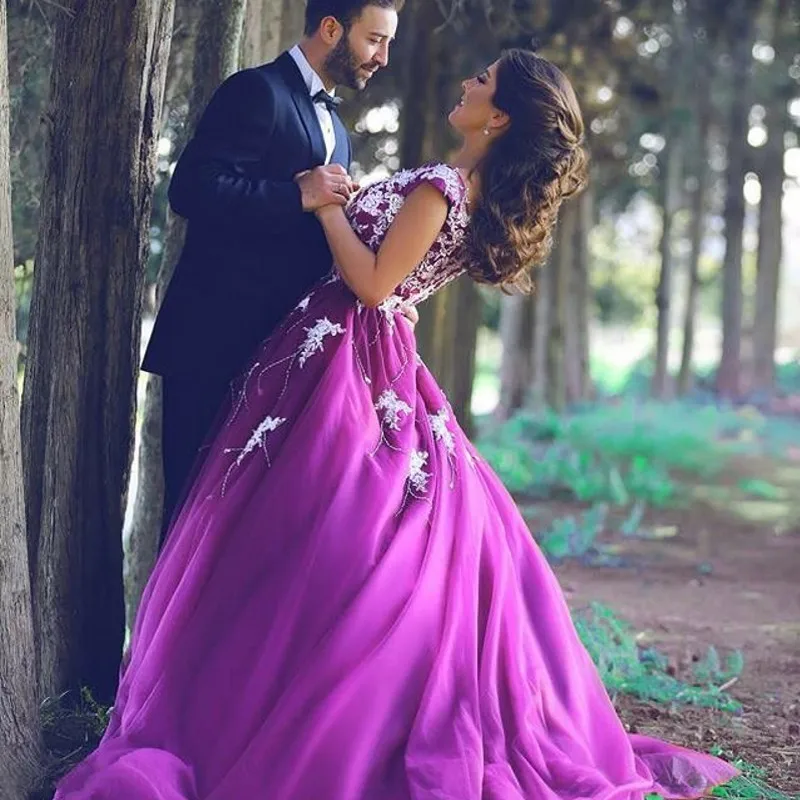 николас голицын и софия карсон. пара на фиолетовом фоне. пурпурная пара. фиолетовое свадебное платье. фильм пурпурные сердца тату кэсси.