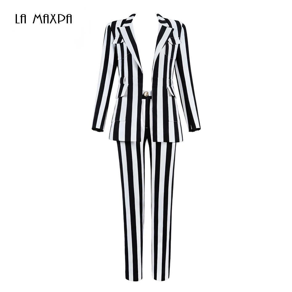 2018 new women's winter black and white striped long sleeved jacket and