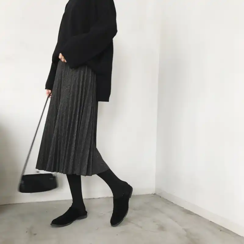 gravida com saia plissada