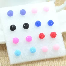 8 пар/компл.; Модный комплект из 6 мм Пластик Pom серьги смолаы помпон серьги ювелирные изделия для женщин, девушек, детей