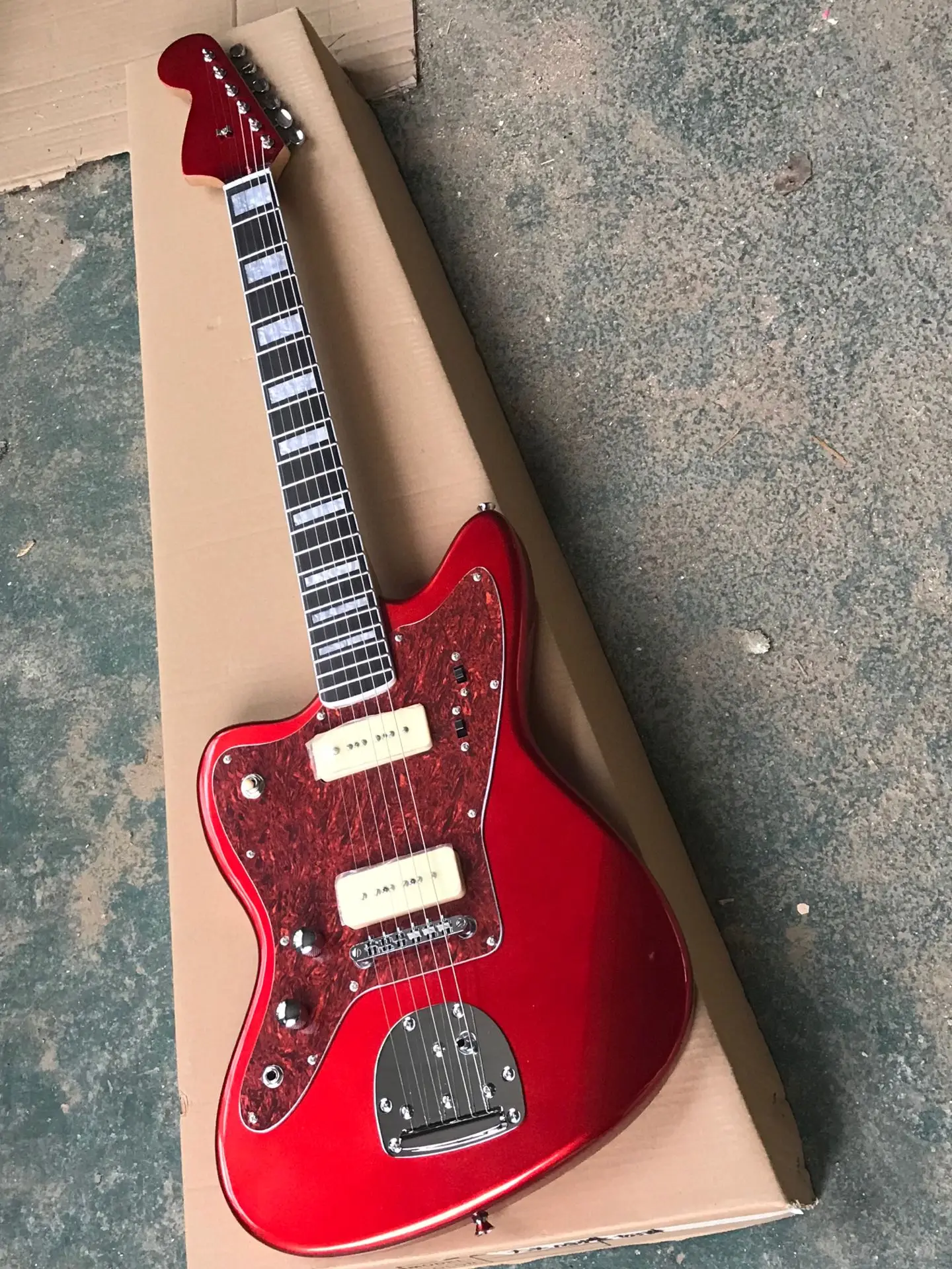 

Electric Guitar,Left-hand Version,with Red Color Body,2 P90 Pickups,Vintage Knobs,Maple Neck and can be Customized