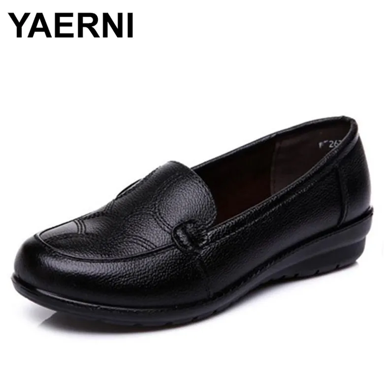 YAERNI/Женская обувь; сезон весна; тонкие туфли черного цвета на мягкой подошве для мам; кожаная Нескользящая Повседневная Удобная обувь на плоской подошве для женщин среднего возраста - Цвет: Черный