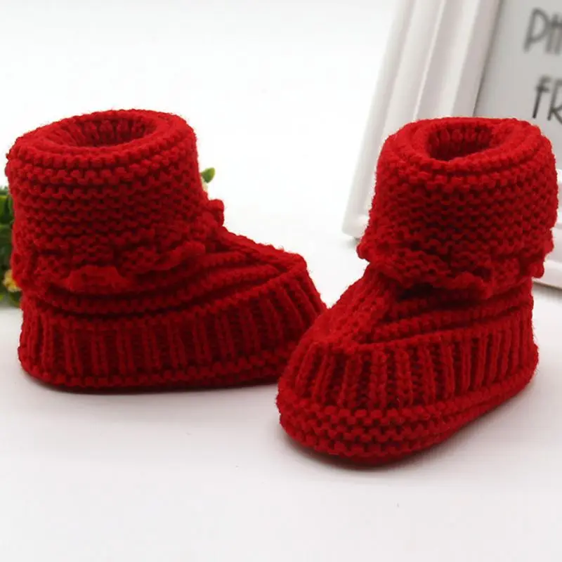 Ручной работы для новорожденных Детские кроватки обувь для младенцев вязаная крючком для девочек, для мальчиков трикотажные теплые зимние пинетки; первая обувь для детей, начинающих ходить; для малышей - Цвет: Красный