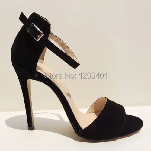 salto alto aberto na frente