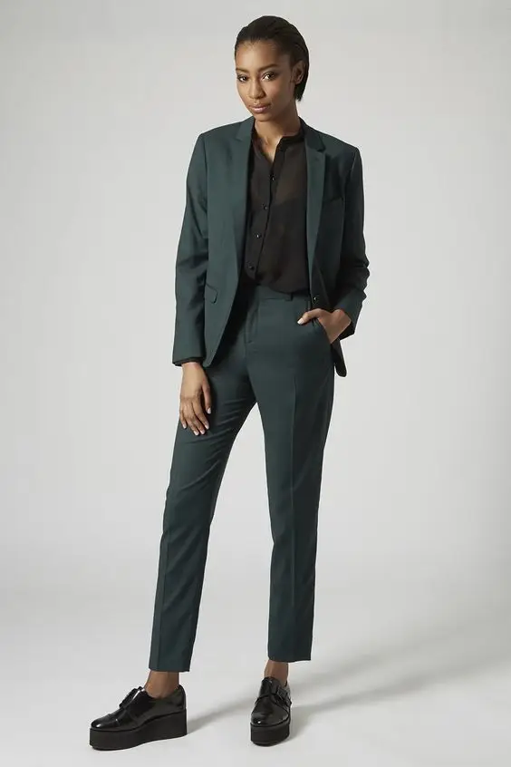 обувь под серый брючный костюм женский. брючный костюм женский с ботинками. кроссовки под брючный костюм. обувь под костюм женский. женский брючный костюм massimo dutti.