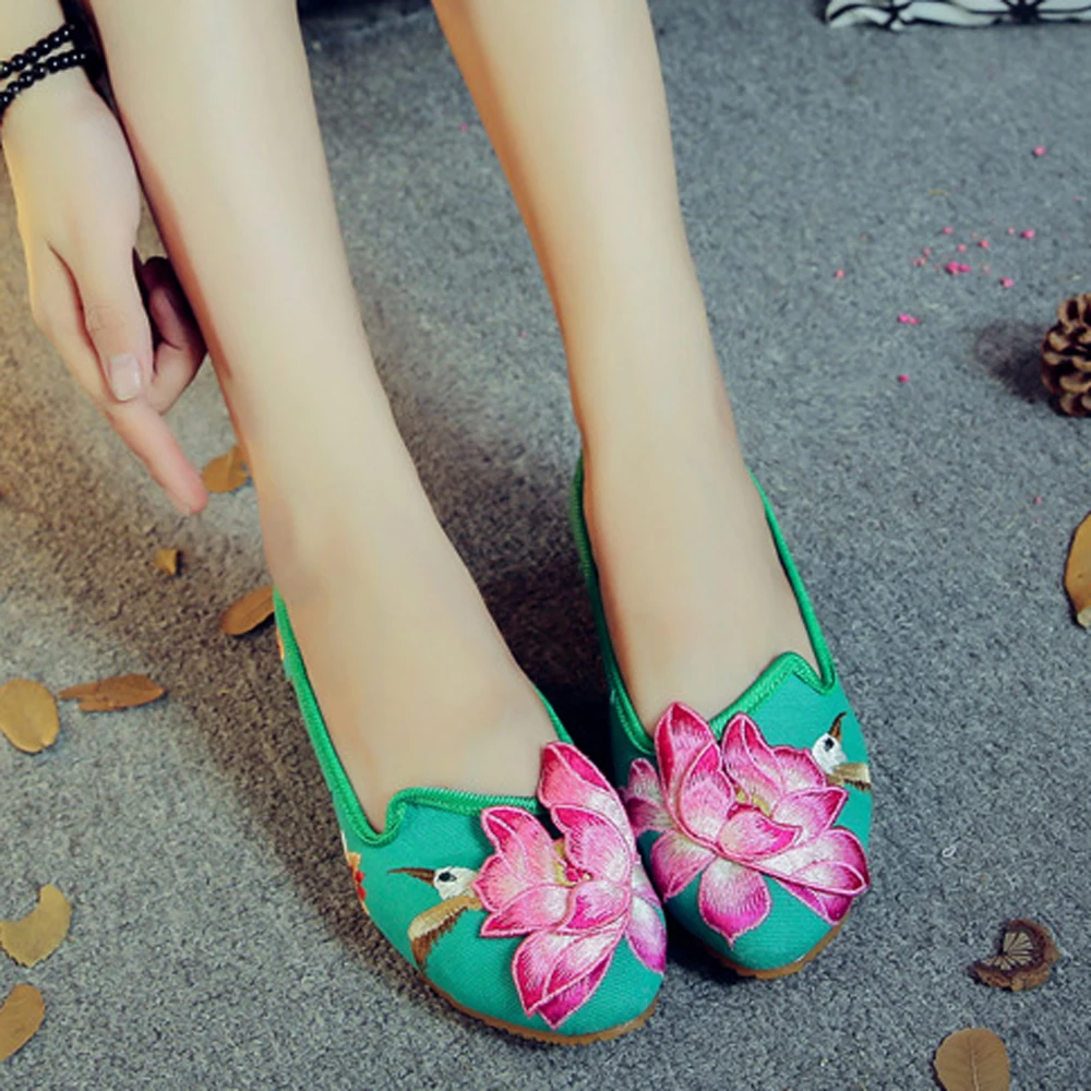 2018 New Design Womens Canvas Chinese Lotus Flower Embroidery Ladies Muscle Flat Loafers Soft Sole Light QiPao Pointed Toe Shoes Women's Shoes