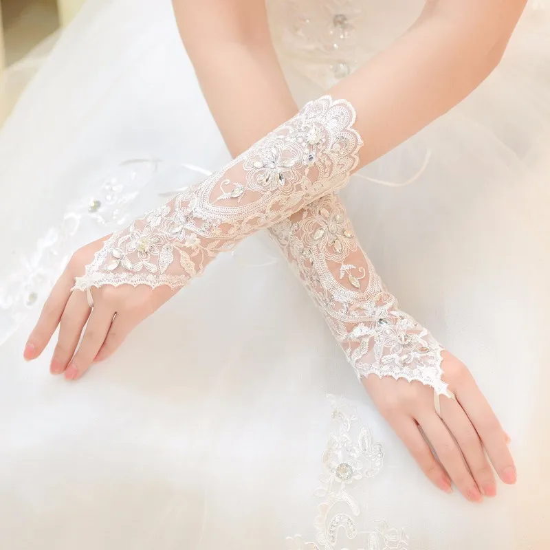 Фото Белые кружевные свадебные перчатки E JUE SHUNG без пальцев 2018 Дешевые Свадебные
