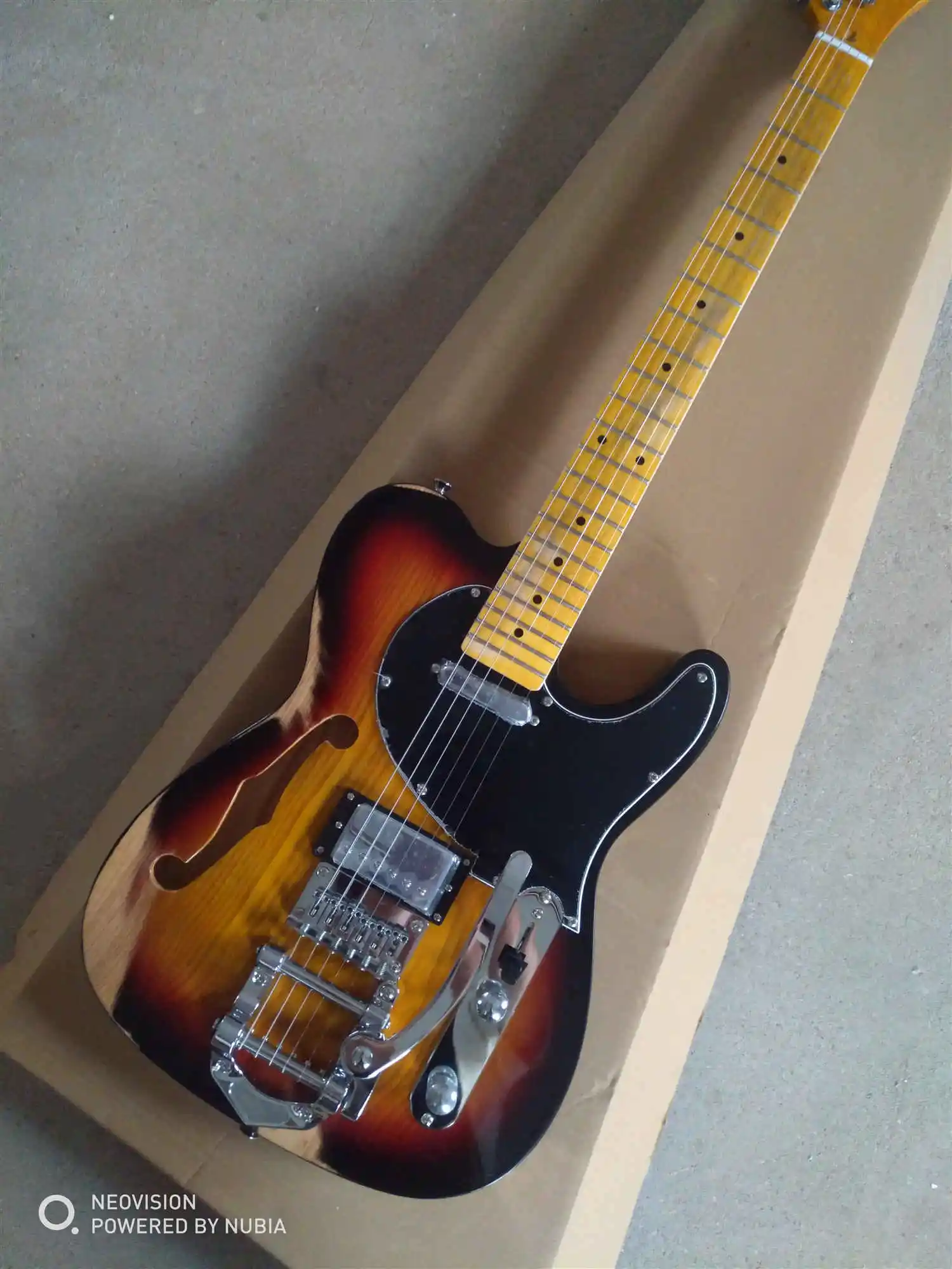 

Professional performance of classic 6 string tai lai electric guitar