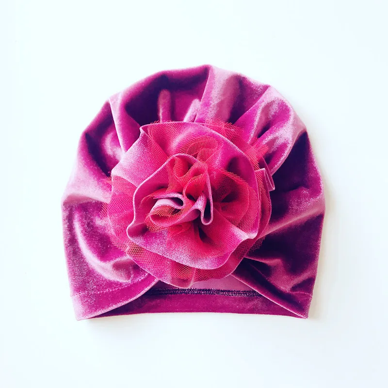 hot pink Новое поступление Демисезонный для маленьких мальчиков и девочек мягкий теплый тюрбан с головным убором детские бархатные шапочки из пряжи и тюля с большим цветком и Кепки Рождество Шапки - Цвет: hot pink