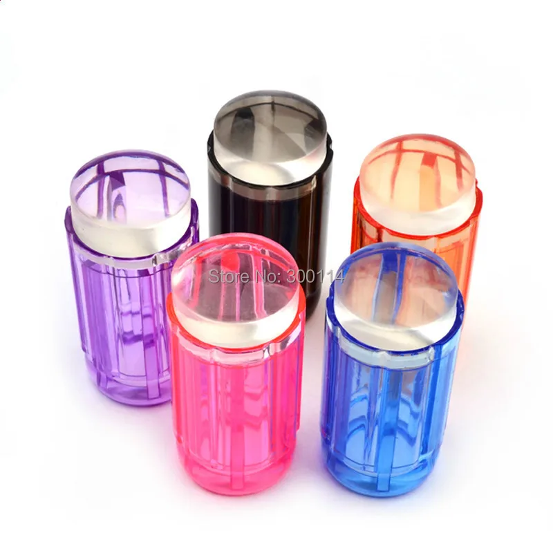 Рисунок 2 - маникюрный штамп из силикона для ногтей со скребком