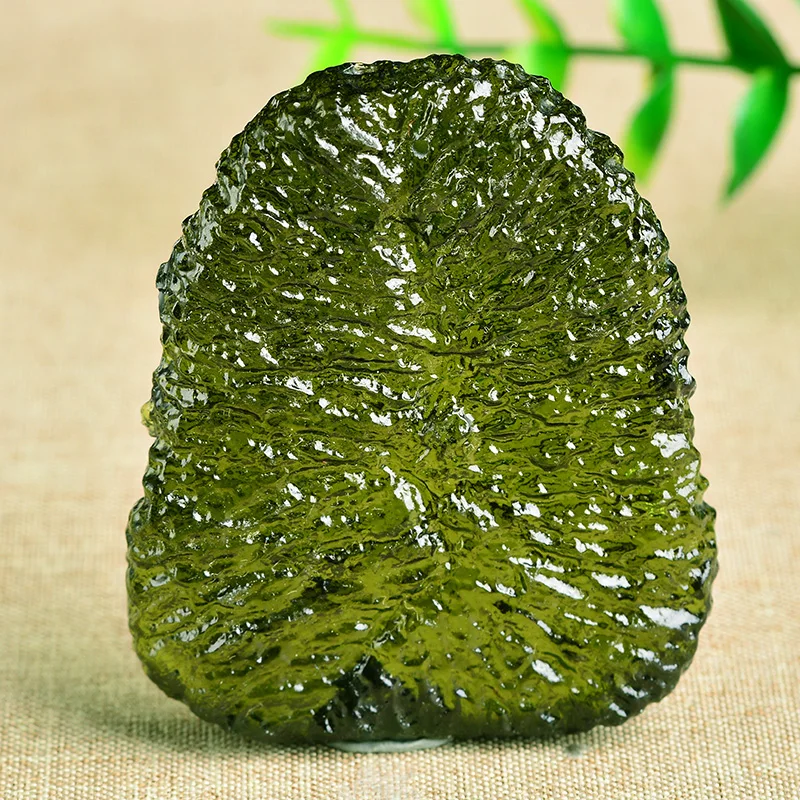 Естественный Moldavite зеленый аэролиты Чешский метеоритов с украшением в виде
