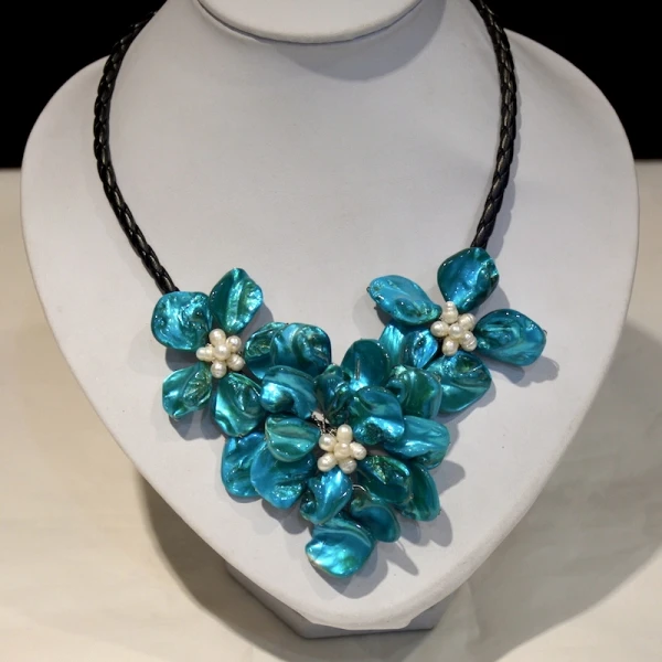 

white freshwater pearl and blue mother of peaerl shell flower necklace