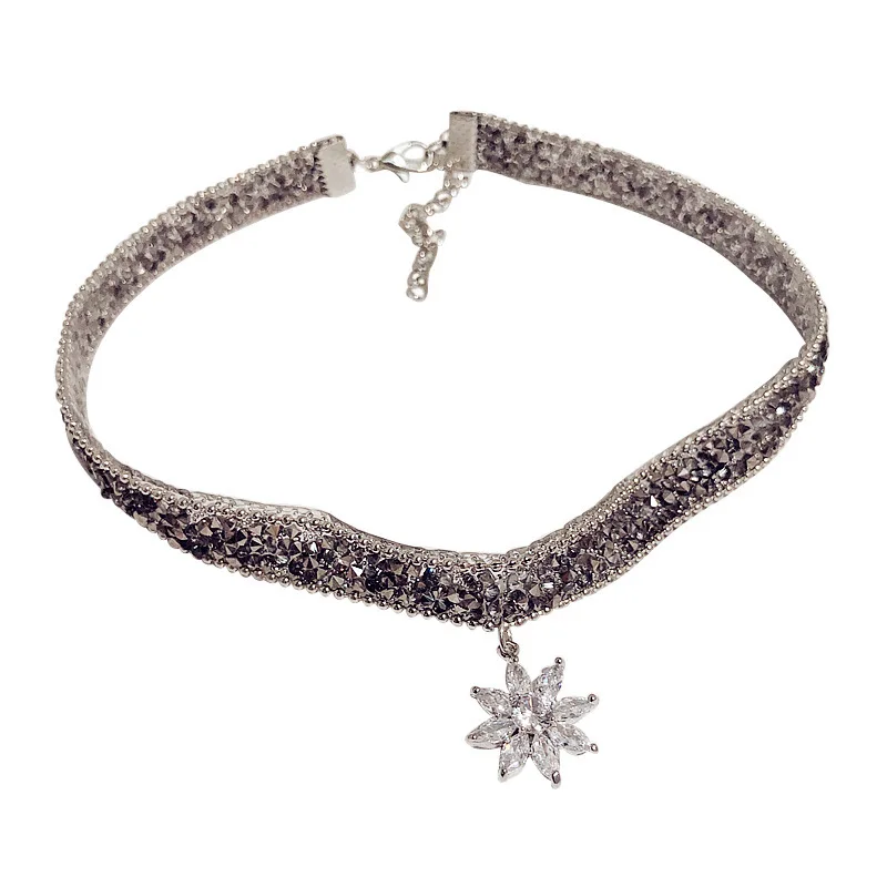 

Fashionable Character South Korea Super-fairy Zircon Flower Necklace Female Clavicle Chain Neck Jewelry Women Chokers Necklace