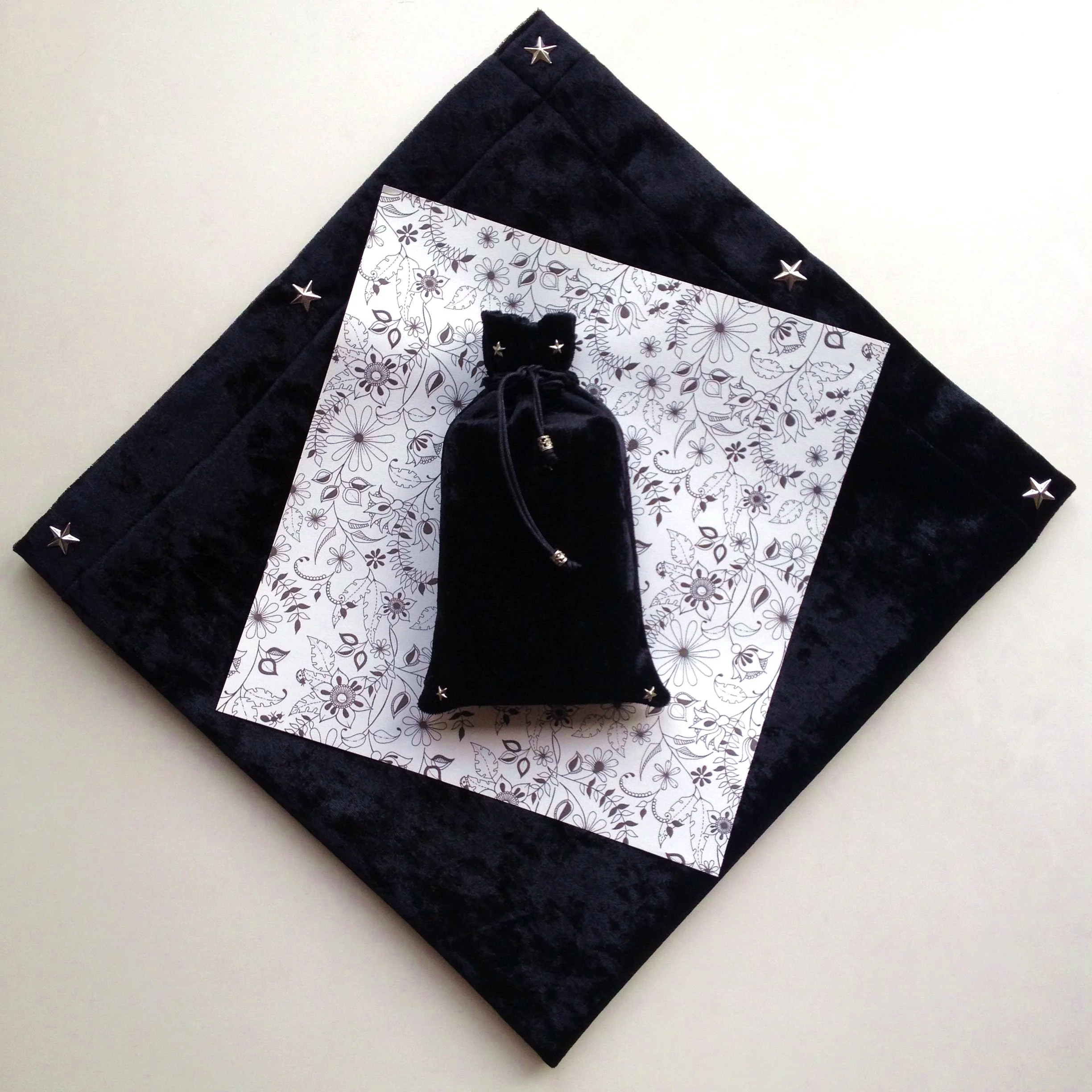 

65x65cm Black/Blue/Purple/Navy Velvet Tarot Tablecloth Flocking Fabric Pentagram Style Tarot Board Game