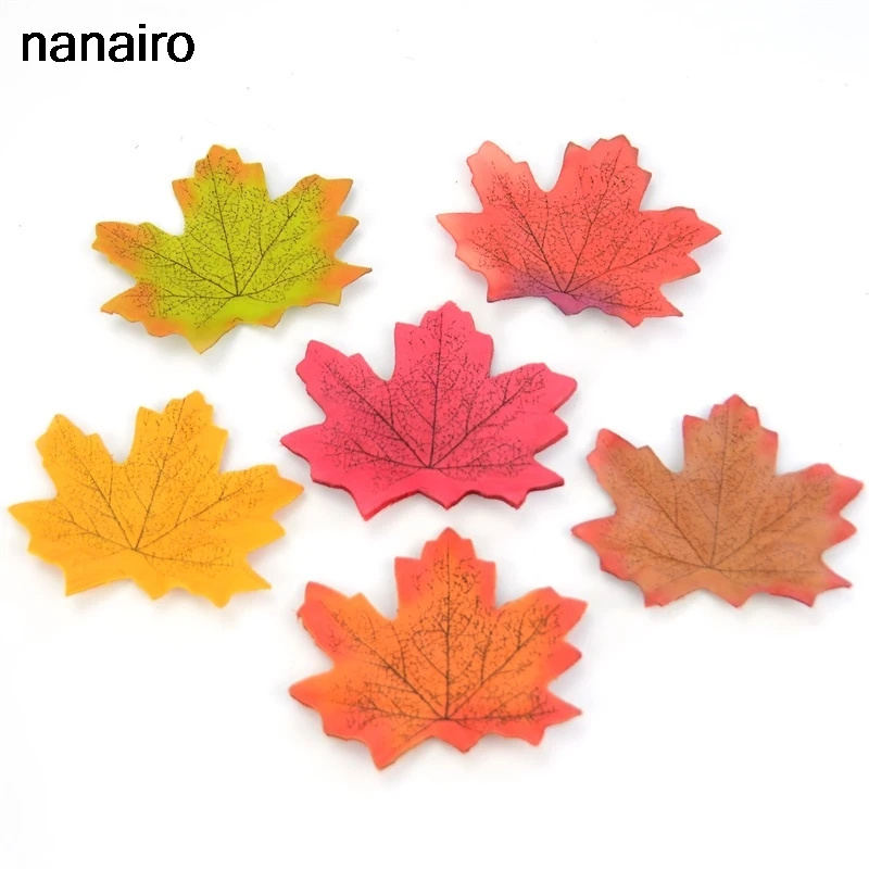 Листочки на прозрачном фоне. Их листочки блестели. Кленовый лист сбоку. Брошь листик. Вытянутые листья.