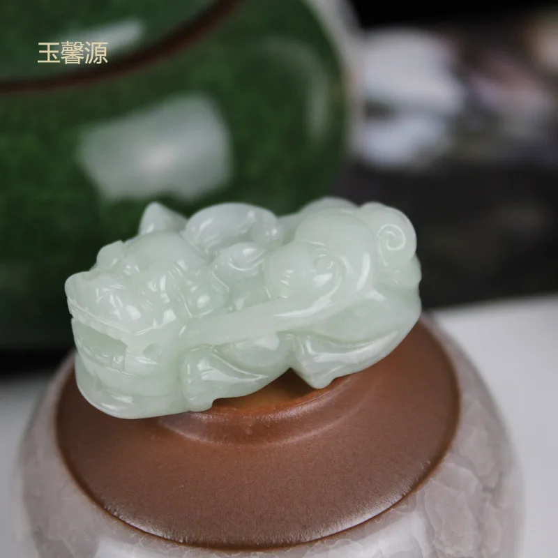 

yu xin yuan Carvings symbolize prosperity and blessing of the emerald jade pendant
