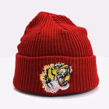 Новая Осенняя зимняя теплая хлопковая шапочка вязаная вышитая Кепка с тигром для мужчин и женщин шляпы для пар Skullies Шарф мягкая шерсть Gorros