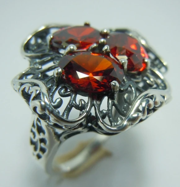 

South Korea beautiful hollow out Flower pattern garnet Aristocratic wind Tide restoring ancient ways is the ancient silver ring