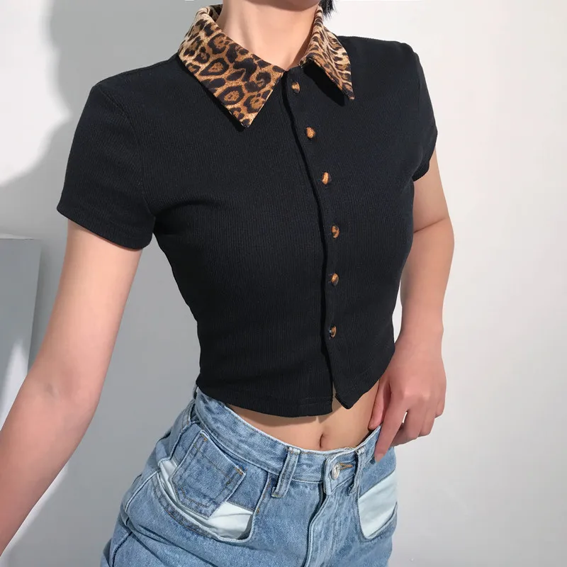 Darlingaga, модные черные футболки с леопардовым принтом, ребристые пуговицы, облегающий топ с отложным воротником, женская футболка, лето, Короткие