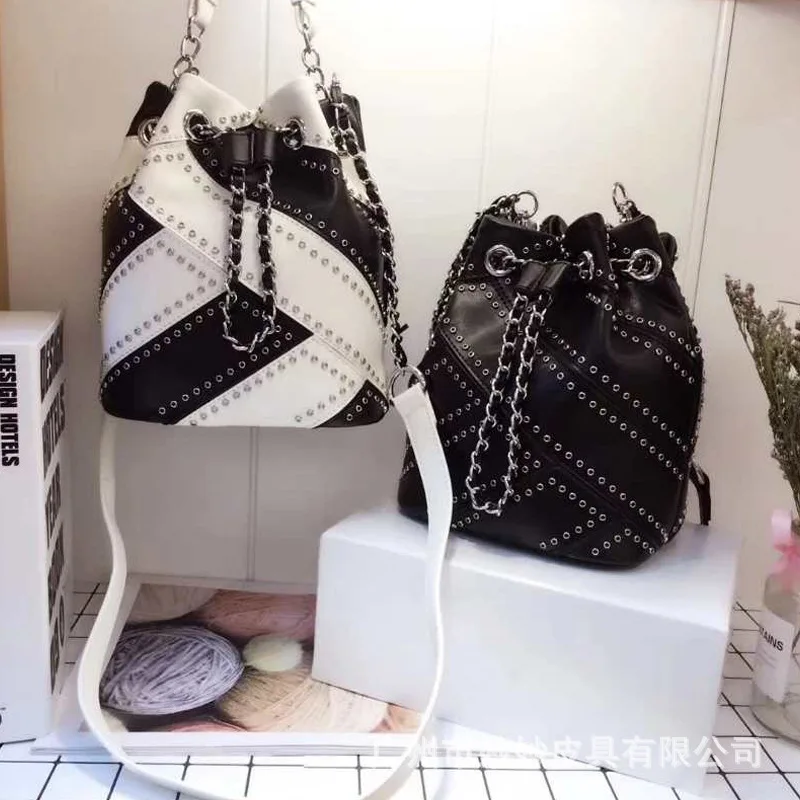 

2018 new women leather Korean version portable bucket bag shoulder slung mini rivet pouch.